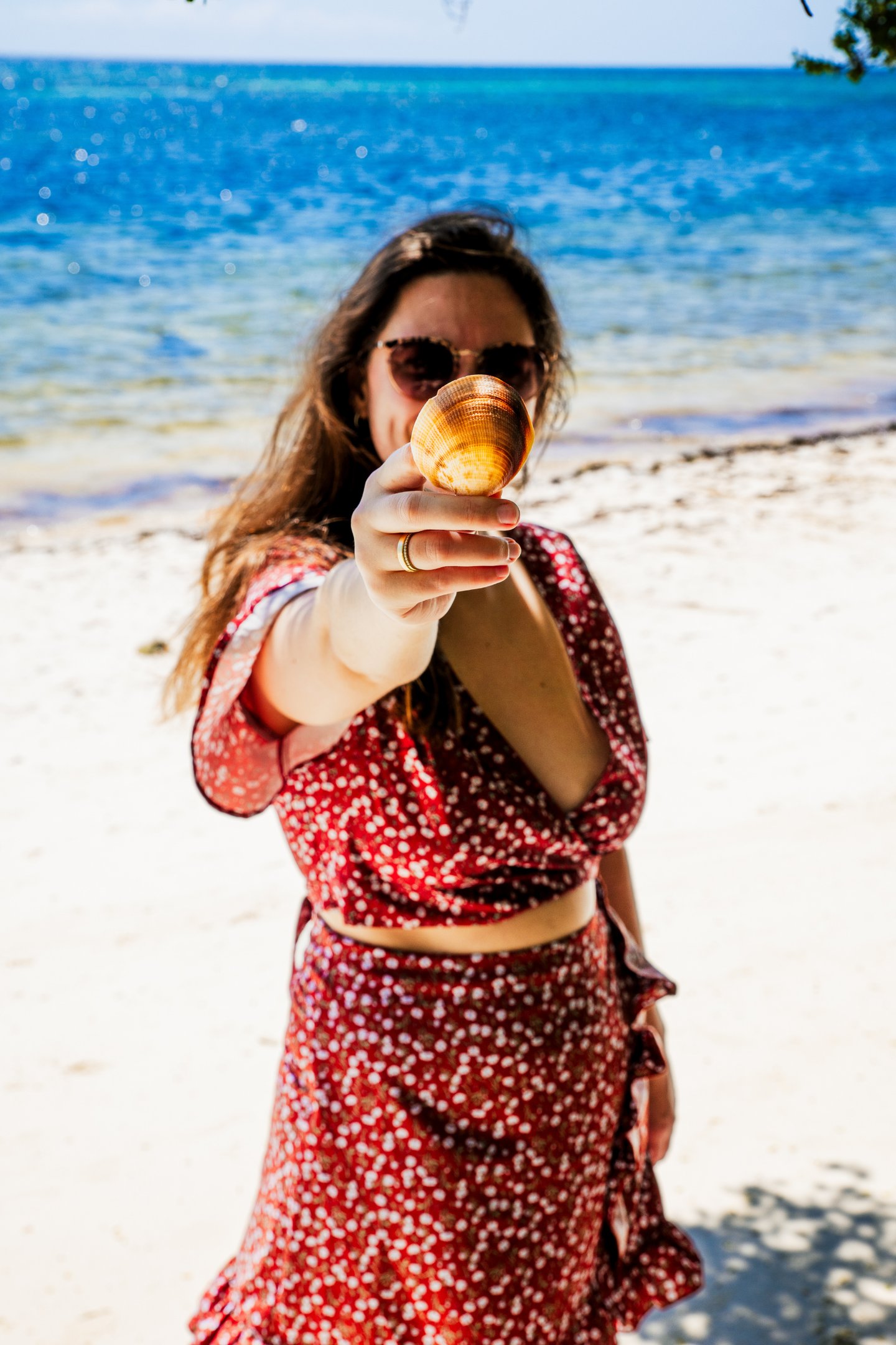 Jana am Strand mit Muschel