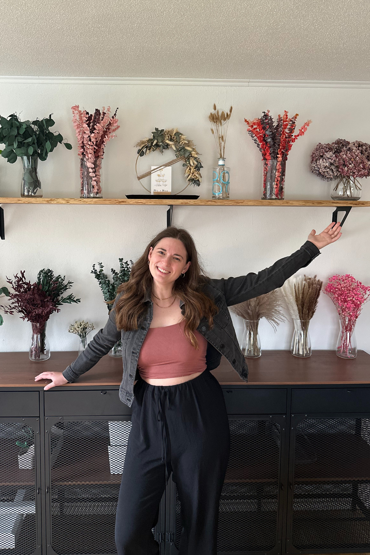 Jana im Trockenblumenatelier