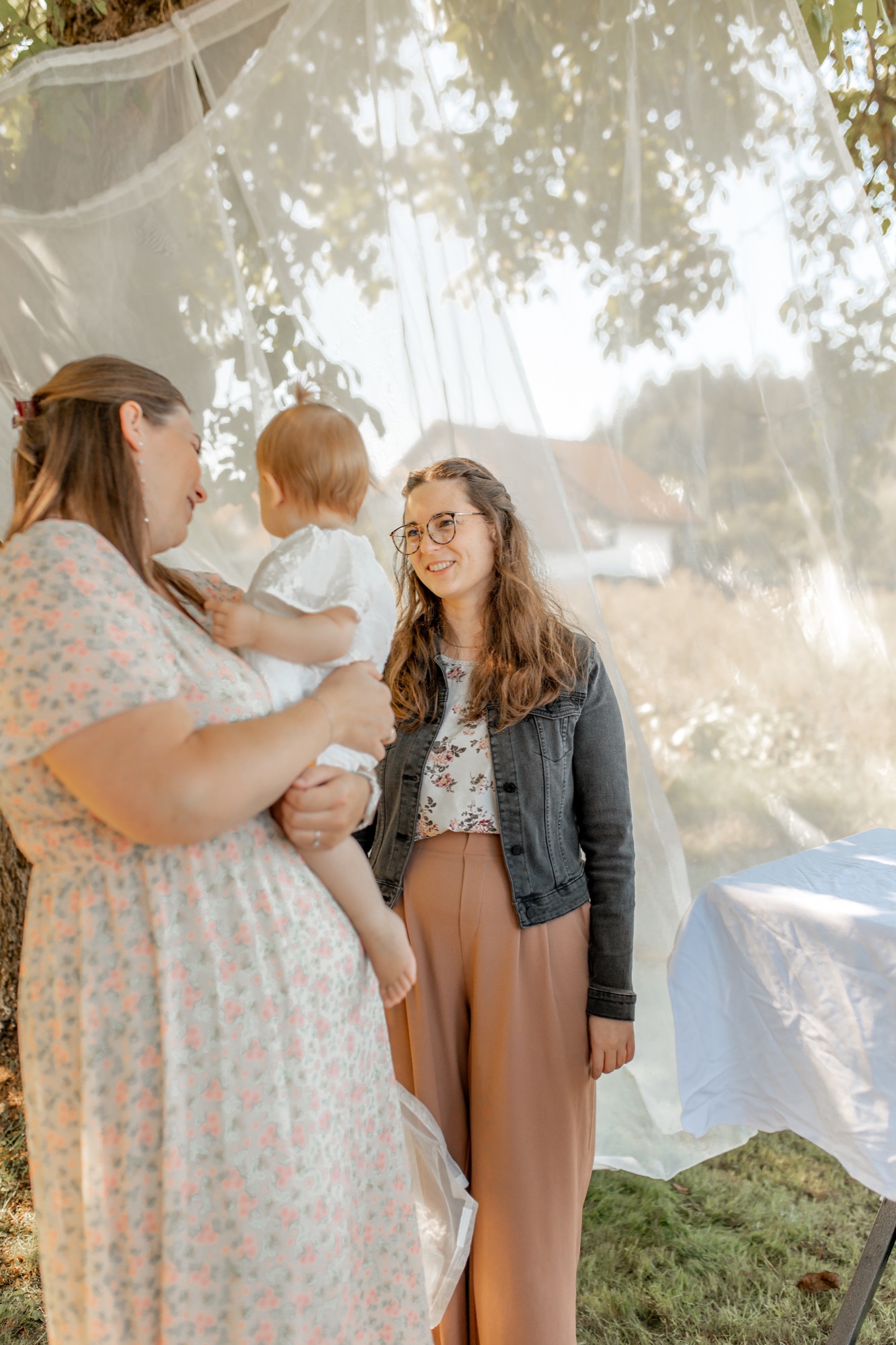 Jana Oettlin mit einer Mutter und ihrem Kind bei einem Kinderwillkommensfest